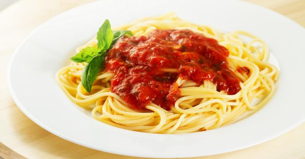 Apetitosos Spaghettis con Salsa Roja y Albahaca